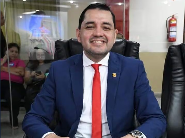 Luis Bello asume como intendente interino de Asunción
    
    <div class=